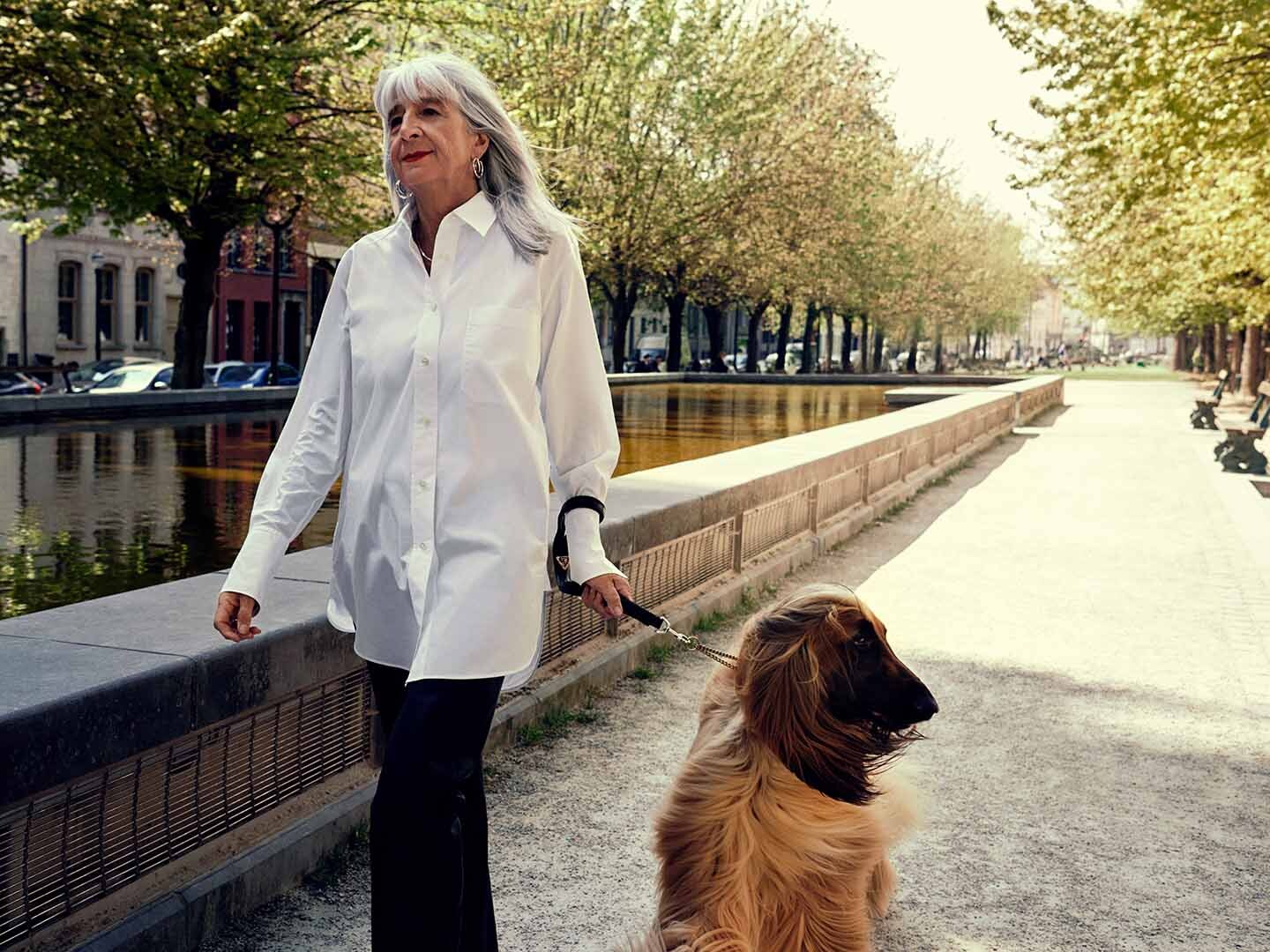 Kvinna går med hunden