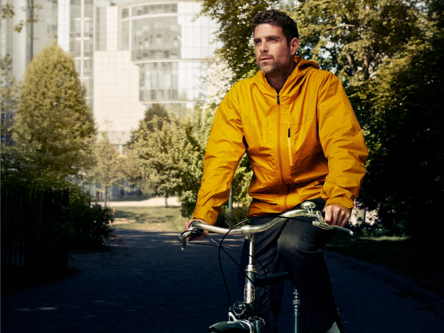Mand der cykler iført gul jakke
